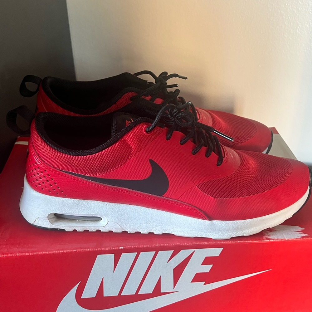 Nike Women's Red and Black Athletic Sneakers